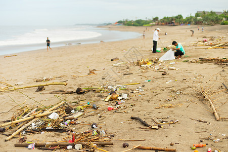 海滩上的垃圾图片