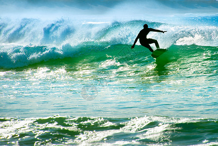 冲浪者在海中挥舞波浪的脚影高清图片