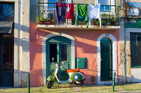 古老的摩托车型在一条古老的小镇街道上利斯本Portugal图片
