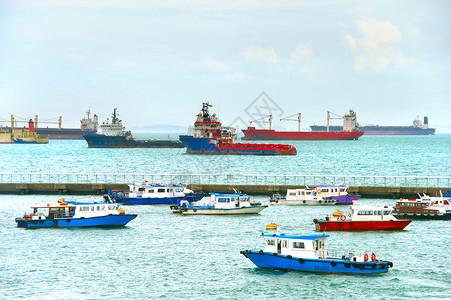 船舶和在白昼支派的港湾图片