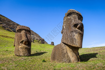 阿西埃努东岛兰诺拉巴库火山东岛和奇尔的莫阿西雕像背景