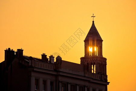 日出时分立的里瓦城市地标太阳光地标图片
