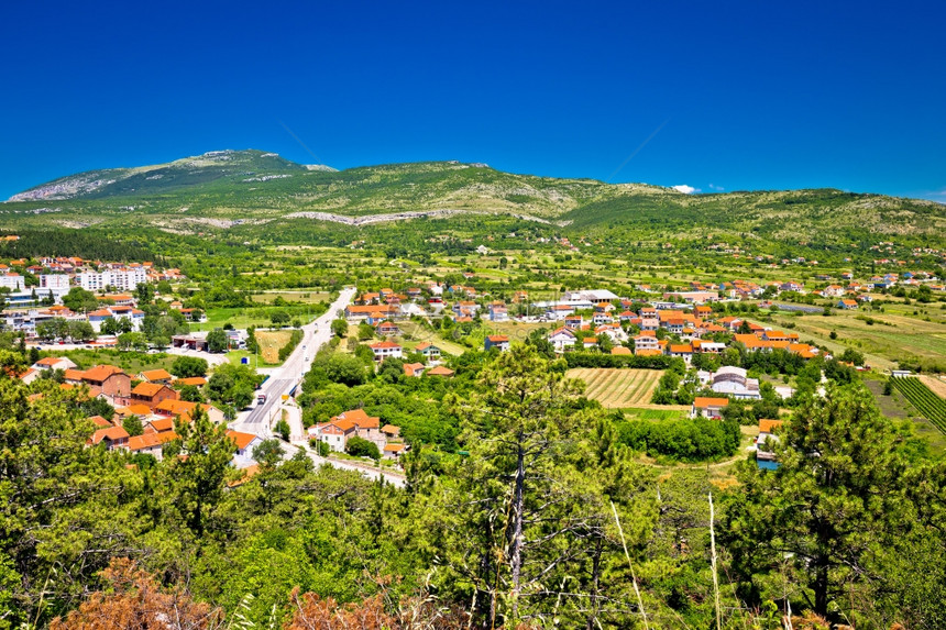 Polje和Drnis镇风景内陆的绿色地貌达马提亚croati图片