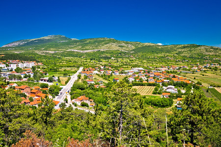 Polje和Drnis镇风景内陆的绿色地貌达马提亚croati图片