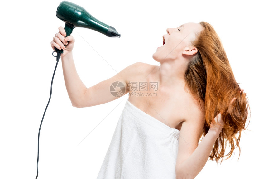 女人用吹风机吹干头发图片