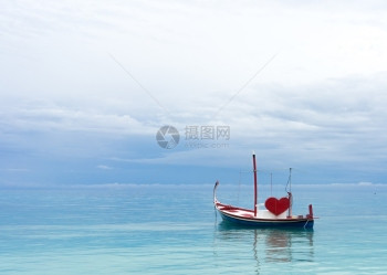 红心船在海洋中图片