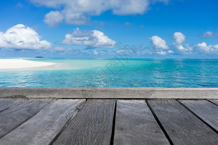 沙滩背景的木地板图片
