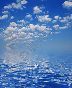 蓝色天空白云在水面以小波浪反射图片