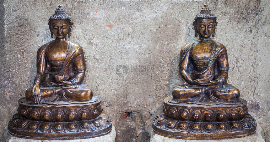 用铜制成ca1860冥想位置用于与浓度有关的概念复制两个雕像之间的空图片