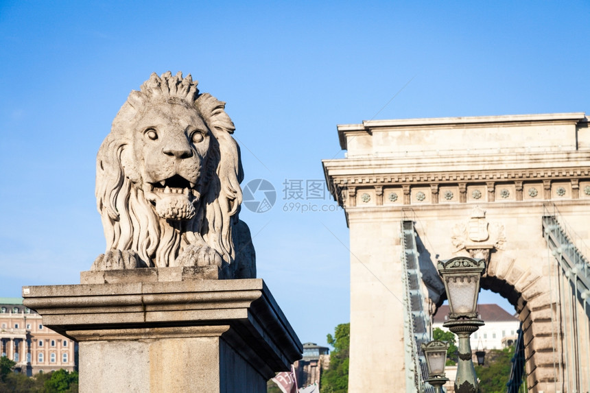著名的连链桥起端狮子雕像图片