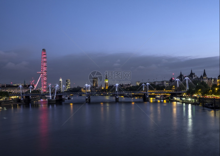 晚上在水卢桥看到河后与议会和大Ben的龙眼图片