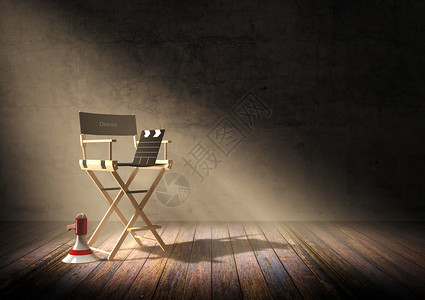 导演的椅子有锁板和扩音器在暗室的镜头聚光灯3D高清图片