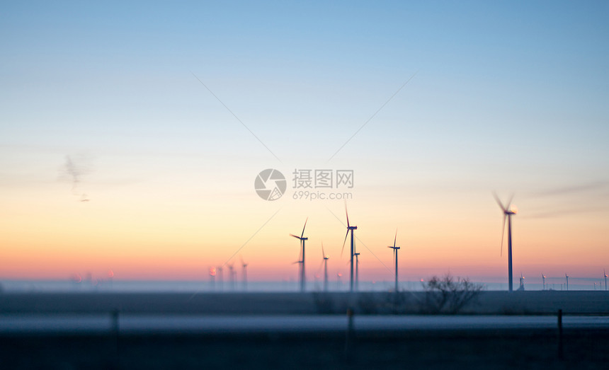日出时风涡轮机田图片