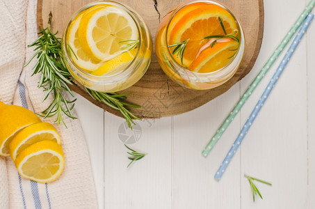 清新夏季自制鸡尾酒加柠檬和橙子蓝色高清图片素材