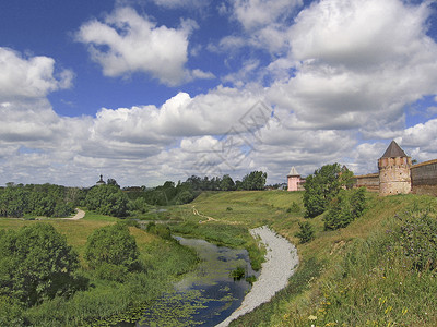 卡门河靠近Suzdal圣安乐修士道院墙壁附近的卡门河图片