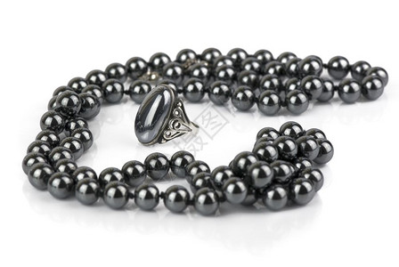 黑色光亮的珠和由天然厚度铁做的环背景图片