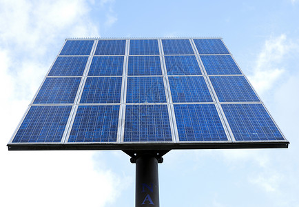 太阳能电池板和蓝色天空云为清洁能源图片
