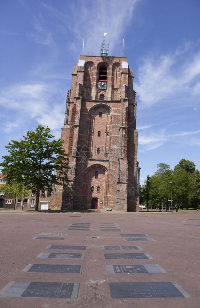古老的倾斜高塔位于密薯田首府Leuwardn中心图片
