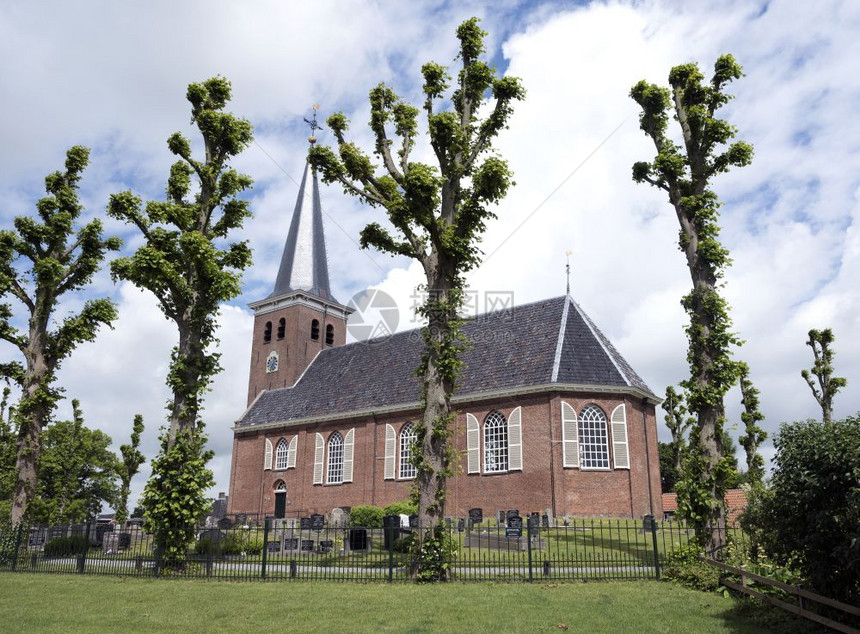 古老的乡村红豆教堂位于荷兰河内德州杜特奇省薯条兰的Leuwardn和Sk之间图片