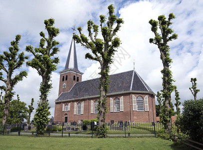 德州兰铃古老的乡村红豆教堂位于荷兰河内德州杜特奇省薯条兰的Leuwardn和Sk之间背景