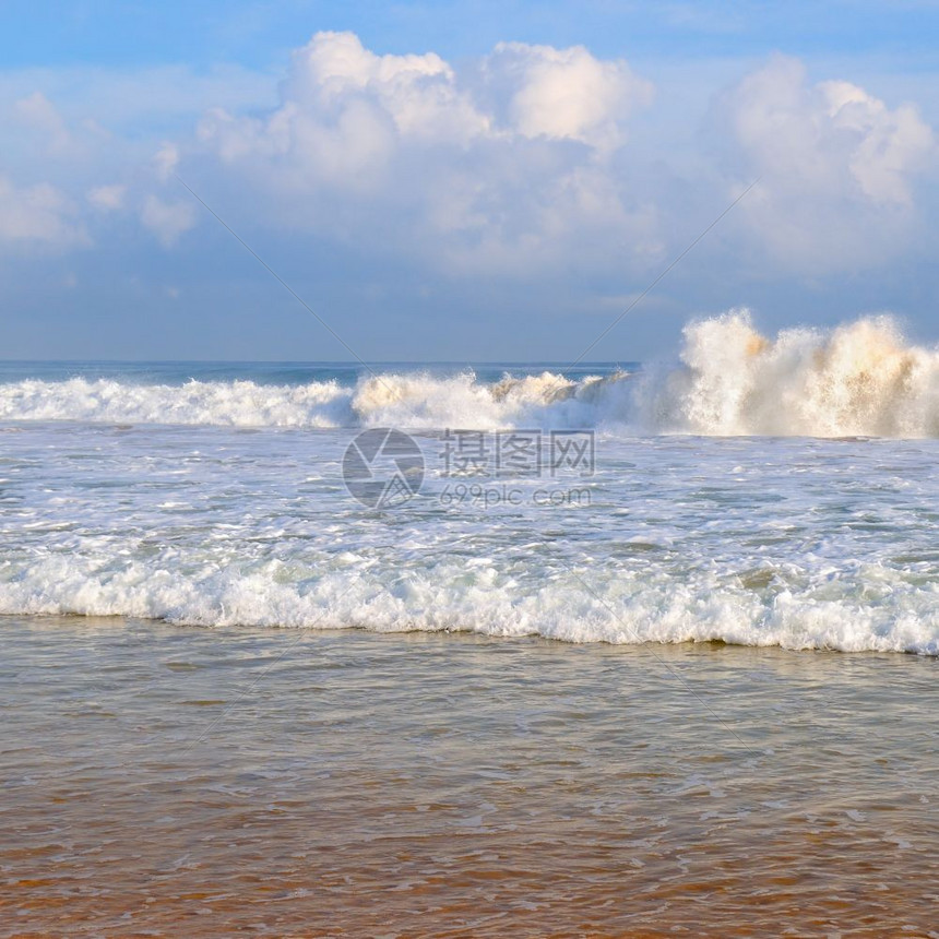 热带海洋高浪和蓝天空图片