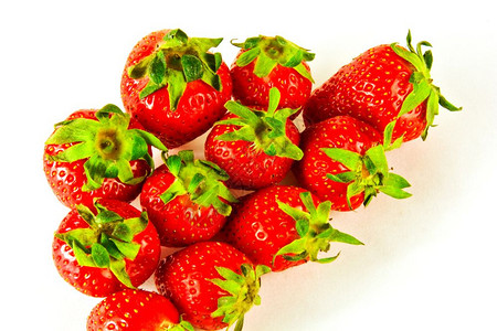 草莓是大而成熟的草莓白色底草莓背景图片