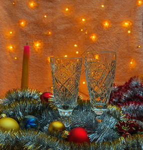 在阴暗的中有两杯香槟熄灭了蜡烛和圣诞装饰品图片