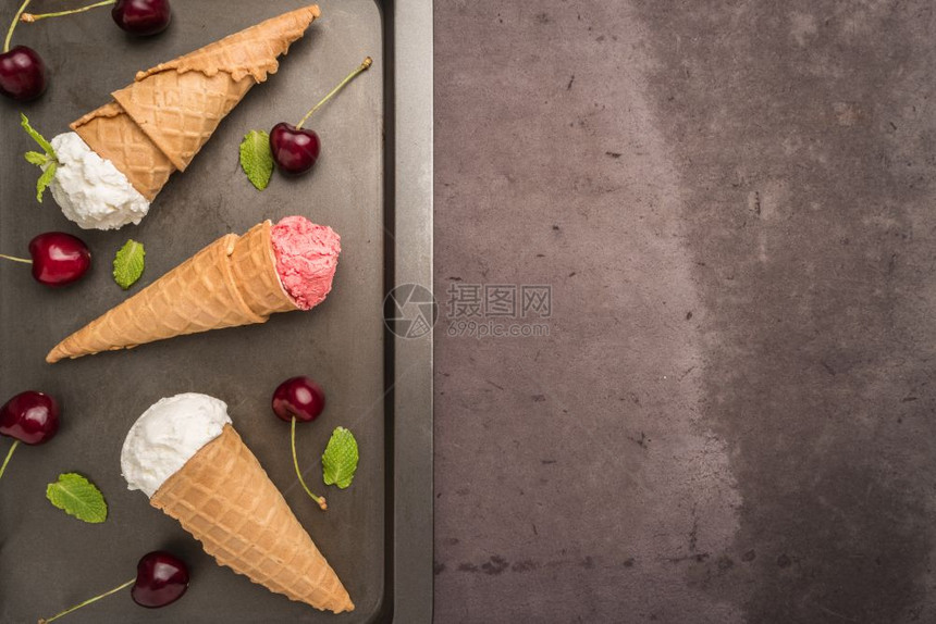 本底冰淇淋樱桃和新鲜樱桃装满冰淇淋的锥体图片