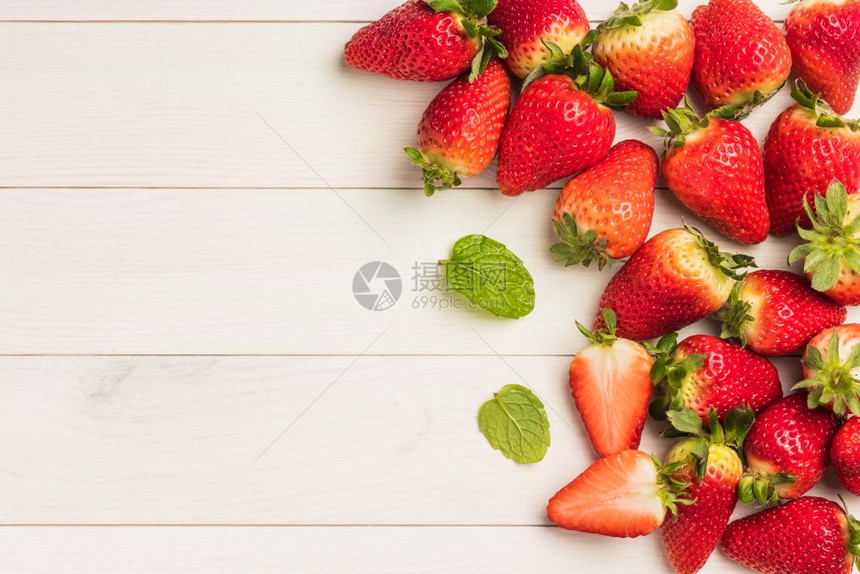 木制桌上的新鲜草莓带有复制空间的顶视图图片