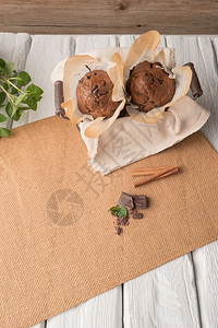 巧克力松饼和篮子巧克力片烧火棒和地垫薄荷背景图片