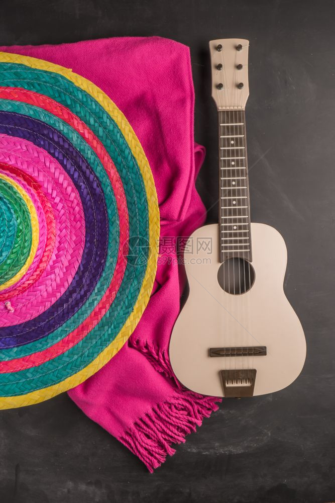 黑墨西哥背景薄膜吉他以及生锈的石板背景毯子带有复制空间的顶部视图图片