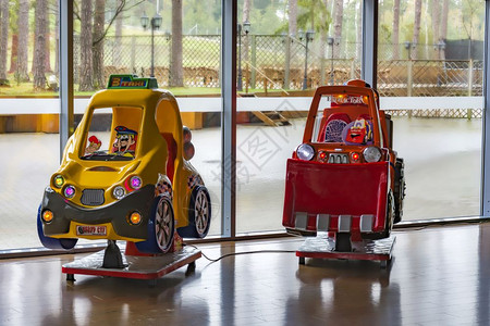 幼儿娱乐的玩具汽车背景图片