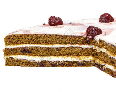 白色背景的切片巧克力蛋糕带草莓的海绵蛋糕图片