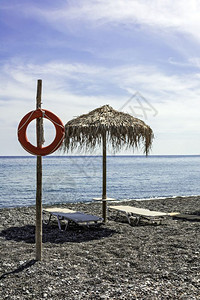 海滩雨伞甲板椅和生命线图片