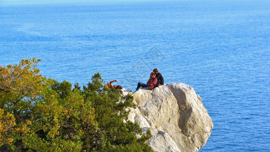 一群人在海边岩石上休息图片