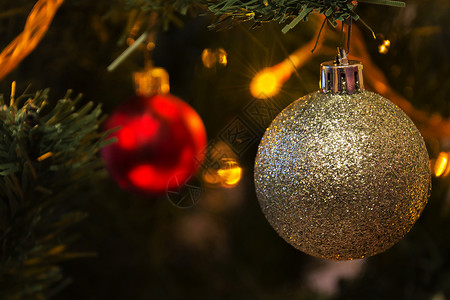 圣诞球和灯光装饰圣诞树图片