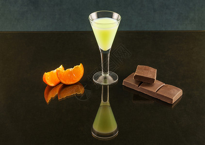 酒巧克力和橘子在镜表面反射图片