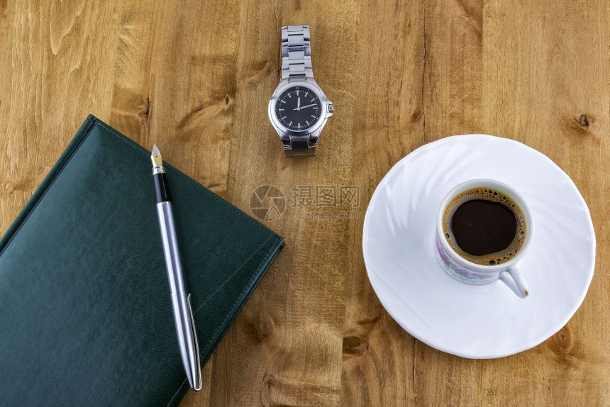 木的表面写着日记笔手表镯咖啡费用图片