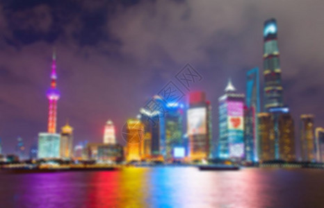 深夜在市中心的上海平面模糊天空线在河中反射图片