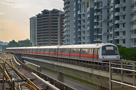 Sinapore铁路上的现代地列车图片