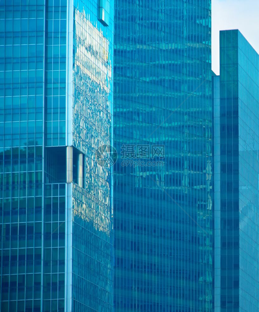 白天在夏尔加波的现代摩天大楼背景图片