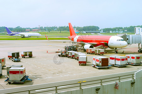 飞机在机场装载货物图片