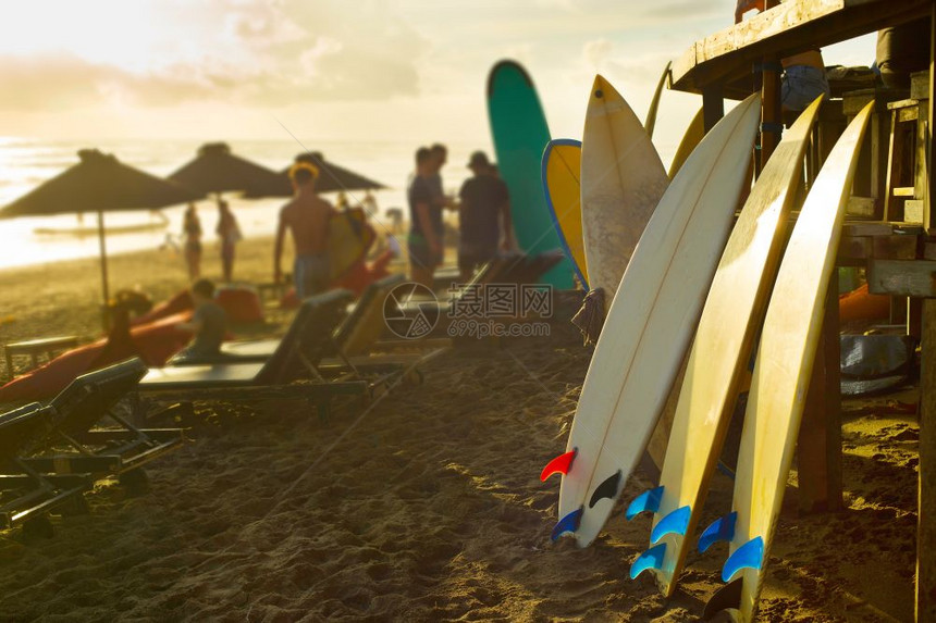 日落时在Bali海滩租的冲浪板图片