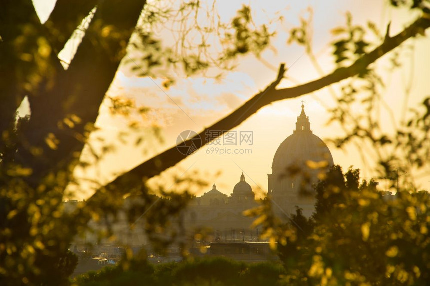 在美丽的日落光下圣彼得罗大教堂卡波拉的风景图片