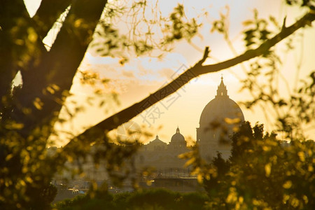 背光阳光在美丽的日落光下圣彼得罗大教堂卡波拉的风景背景