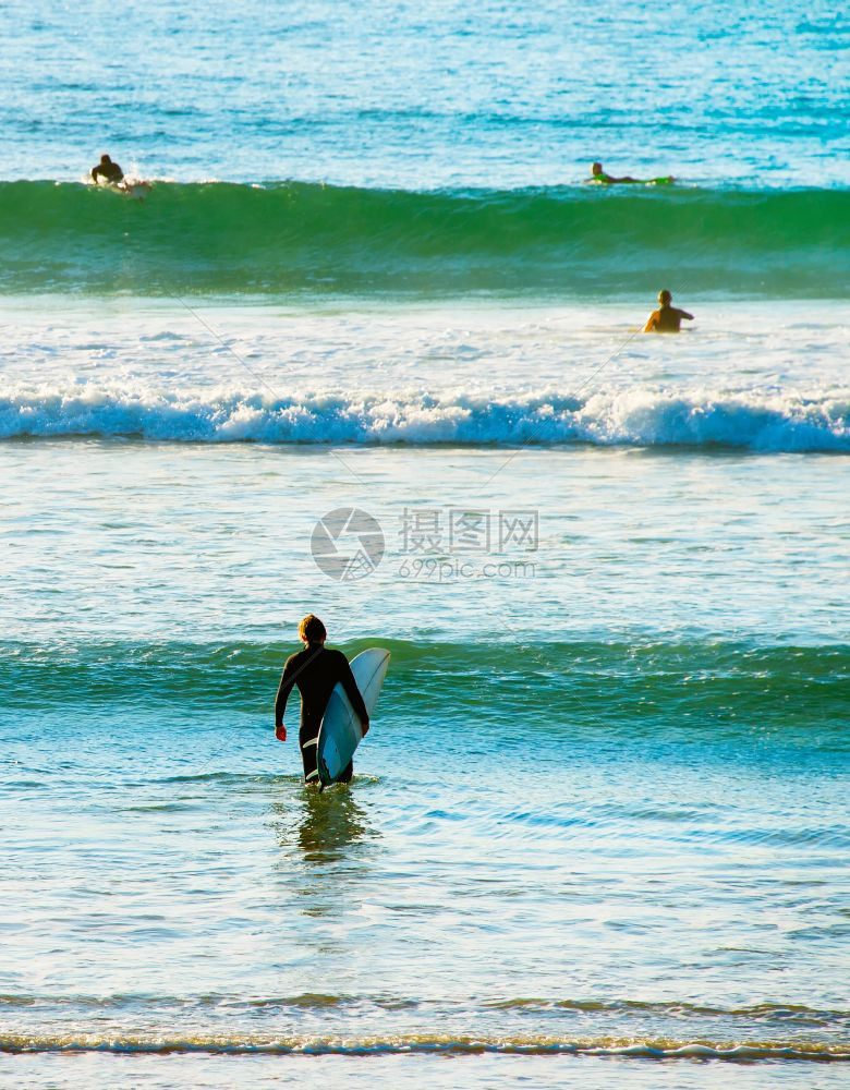 冲浪者在海洋中图片