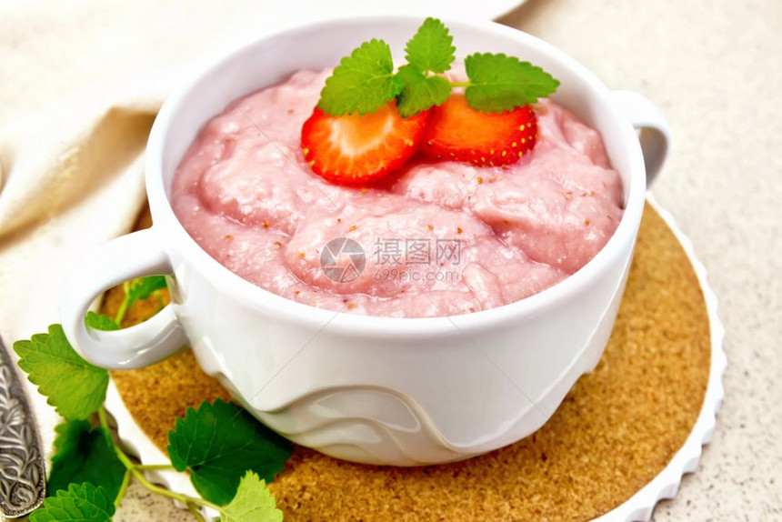 草莓汤浆果和薄荷碗摊毛巾和勺子放在石桌背景上图片