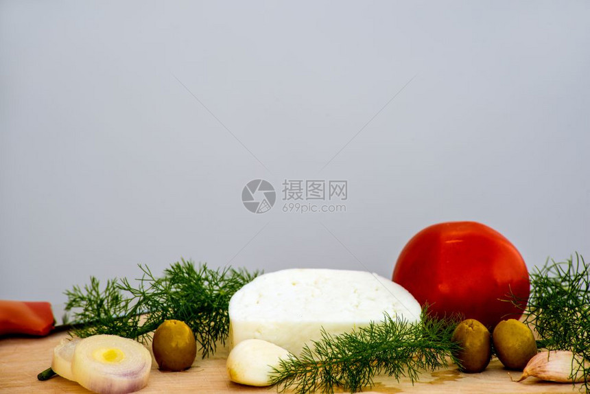 带橄榄番茄和大蒜的羊奶酪图片