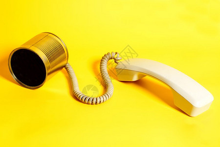 黄色背景的听筒电话图片