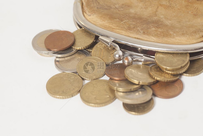钱包中有些欧元硬币在白纸上被孤立图片